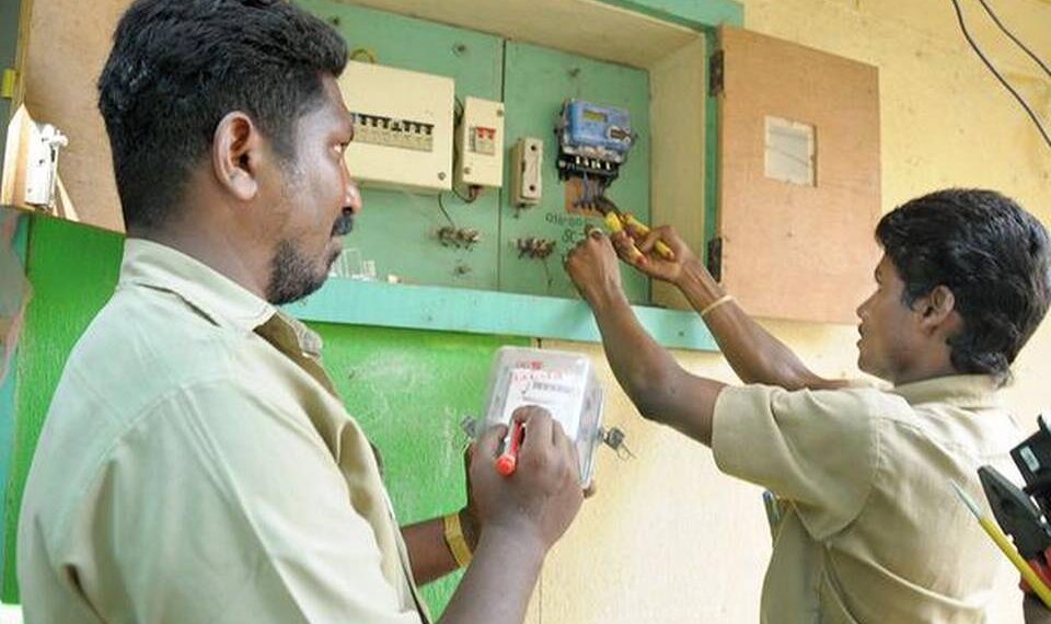 எகிறிப் பறக்கும் மின் கட்டணத்தால் தவியாய் தவிக்கும் தமிழகம்