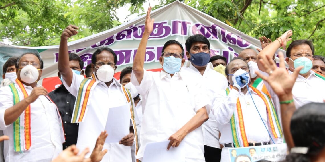 பா.ஜ.க.வின் ஜனநாயகப் படுகொலை!  ஆளுநர் மாளிகை முன் தமிழ்நாடு காங்கிரஸ் கண்டன ஆர்ப்பாட்டம்!