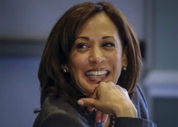 இனவாதத்தை காலில் மிதித்து சிகரம் தொட்ட கமலா ஹாரீஸ்: அமெரிக்க தமிழரின் வெற்றிப் பயணம்