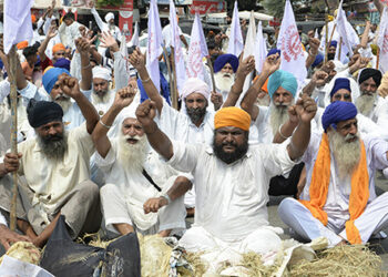 அவசரச் சட்டத்தை எதிர்த்து ஹரியானா விவசாயிகள் போர்க் கோலம் : பேரணியை தடுக்க முயன்று தோல்வியுற்ற பாஜக அரசு