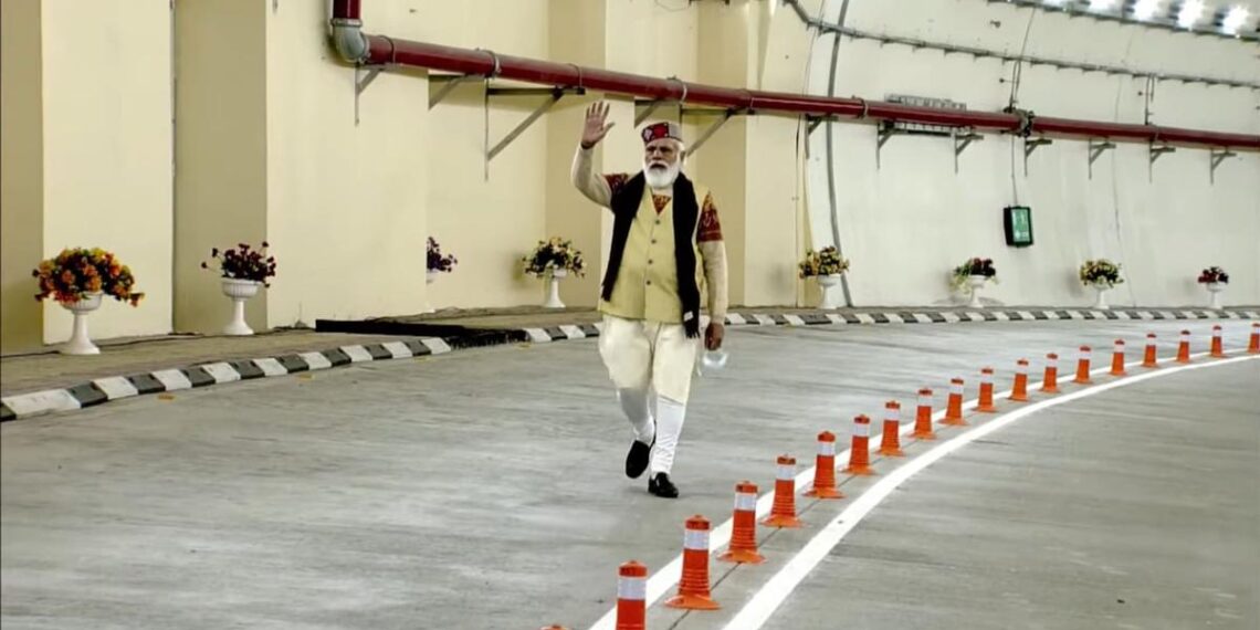 ஆளே இல்லாத கடையில் ‘டீ’ ஆற்றிய பிரதமர் மோடி:  குகைப் பாதை திறப்பு விழாவில் உச்சக்கட்ட நகைச்சுவை