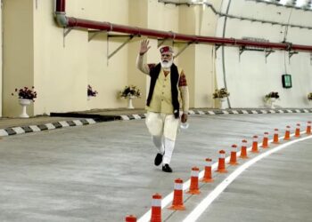 ஆளே இல்லாத கடையில் ‘டீ’ ஆற்றிய பிரதமர் மோடி:  குகைப் பாதை திறப்பு விழாவில் உச்சக்கட்ட நகைச்சுவை