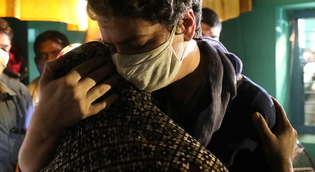 ”உங்கள் மகளின் வலியையும் துன்பத்தையும் உணர்ந்தேன்”: ஹத்ராஸில் பெற்றோருக்குப் பிரியங்கா ஆறுதல்