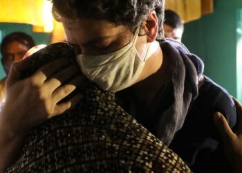 ”உங்கள் மகளின் வலியையும் துன்பத்தையும் உணர்ந்தேன்”: ஹத்ராஸில் பெற்றோருக்குப் பிரியங்கா ஆறுதல்