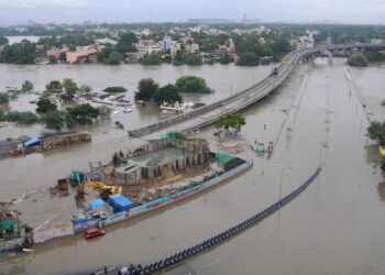 ஜெயலலிதா ஆட்சியில் 2015இல் வெள்ளப்பெருக்கு: தமிழக அரசு பாடம் கற்றதா? சென்னை உயர்நீதிமன்றம் கண்டனம்!