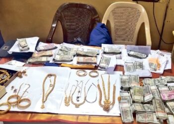 127 அரசு அலுவலகங்களில் கைப்பற்றப்பட்ட பணம், நகைகள் யாருடையது?  அமைச்சர்களுடையதா? அதிகாரிகளுடையதா?  உண்மை தெரிந்தாக வேண்டும்.