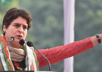 விவசாயிகள் குரல்வளையை நெறிப்பதா? : மோடி அரசுக்குப் பிரியங்கா காந்தி கண்டனம்