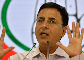 3 புதிய சட்டங்களையும் ரத்து செய்து விவசாயிகளிடம் மோடி அரசு மன்னிப்பு கேட்க வேண்டும் : ரன்தீப் சிங் சுர்ஜேவாலா