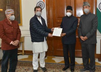 குடியரசுத் தலைவரிடம் 2 கோடி கையெழுத்து மகஜரை சமர்ப்பித்தார் ராகுல் காந்தி: பிரியங்கா கைது