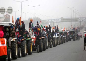 விவசாயச் சட்டங்களை 5 ஆண்டுகளுக்கு நிறுத்தி வையுங்கள் : விவசாயிகள் வைக்கும் புதிய கோரிக்கை