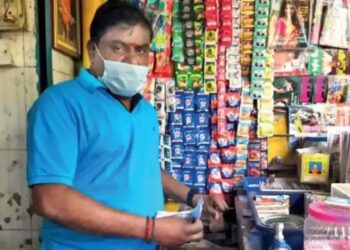 எரிபொருள் விலையை ஏற்றி ஏழைகள் வயிற்றில் அடிக்கும் மோடி : பொங்கி எழும் பொது ஜனங்கள்