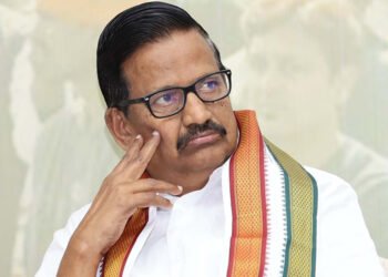 கச்சா எண்ணெய் விலை குறைந்தாலும், பெட்ரோல் டீசல் விலையை குறைக்காமல், கலால் வரியாக ரூ.20 லட்சம் கோடி வசூலித்து  பகற்கொள்ளையடிக்கும் பா.ஜ.க. அரசு! தலைவர் கே.எஸ்.அழகிரி கண்டனம்!