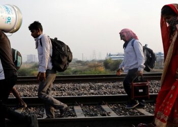 மோடியின் திடீர் பொது முடக்க அறிவிப்பு; டெல்லியிலிருந்து 7 மாதங்கள் நடந்தே ஜார்கண்ட் திரும்பிய தொழிலாளர்